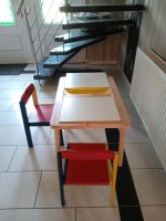 Ein Spieltisch mit bunten Holzstühlen zu verkaufen. Niedersachsen - Saterland Vorschau