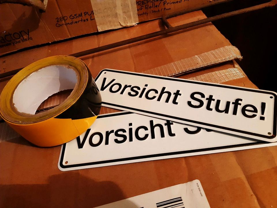 2 Schilder "Vorsicht Stufe" mit Warnband in Berlin