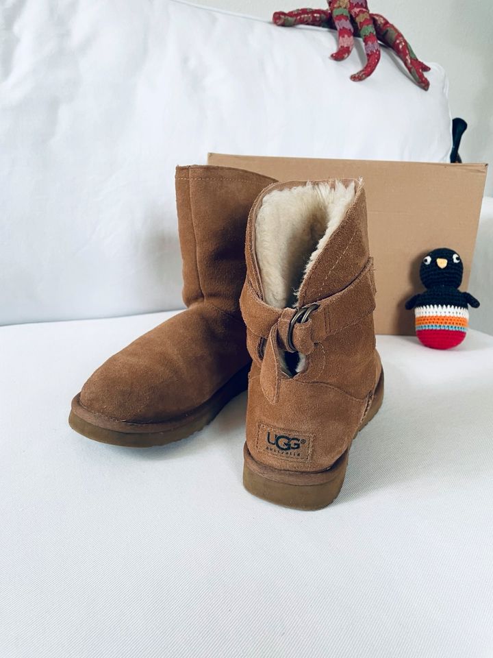 Orig. UGG Boots chestnut beige Braun Schnalle Creme Gr. 38 in Karlsruhe