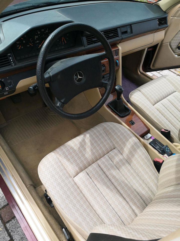 Oldtimer Mercedes Benz 200 D - W124 rot, EZ 1991 in Scheyern