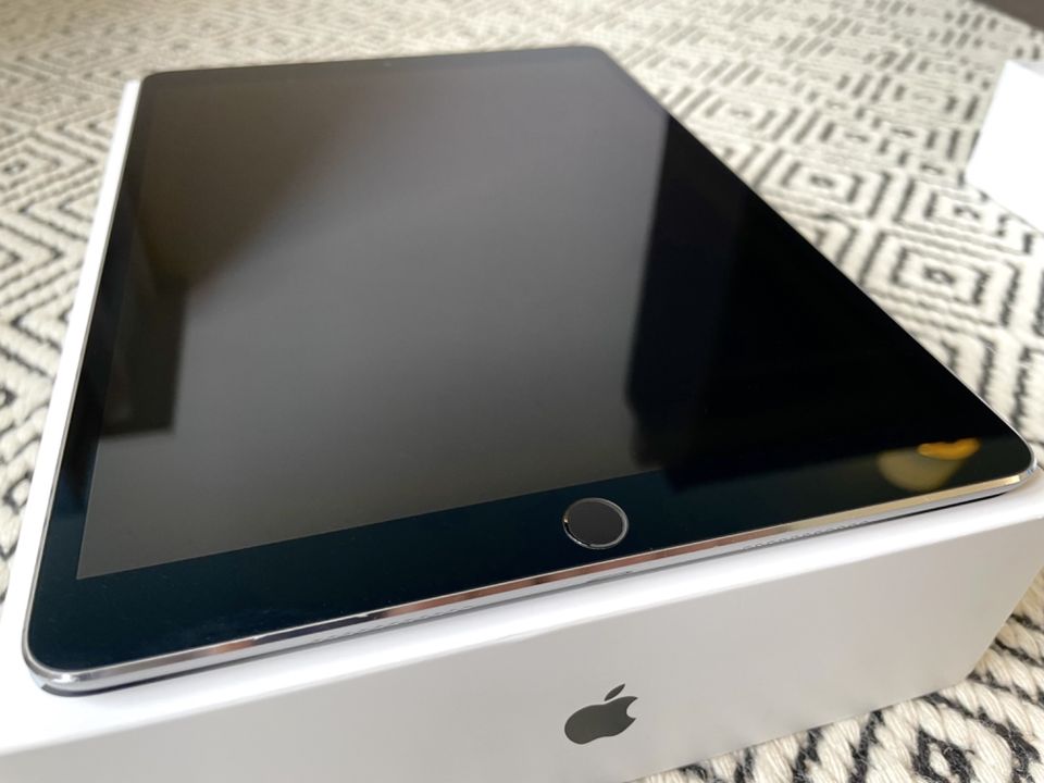 iPad Pro 10.5 64GB (Wi-Fi, Space Grau) + Smart Cover - SEHR GUT in Saarbrücken