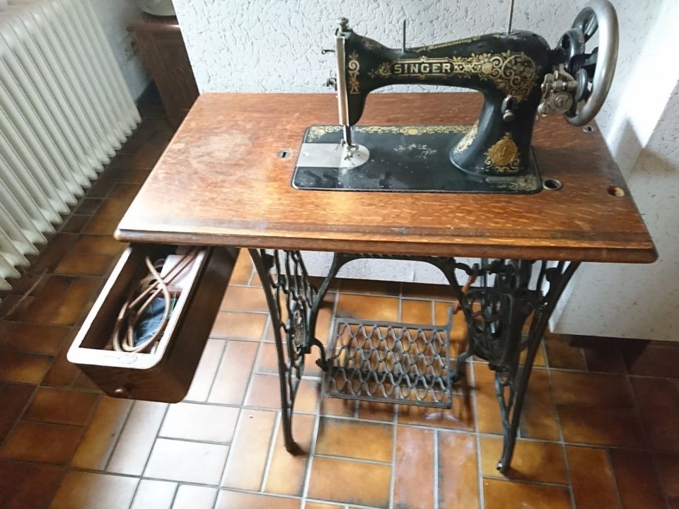 Nähmaschine Singer Retro mit Schrankfach Gusseisen in Aichwald