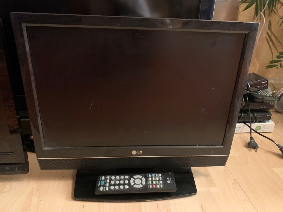 LG und Grundig Fernseher; 22 Zoll, Diagonale 48cm in Rodenbach