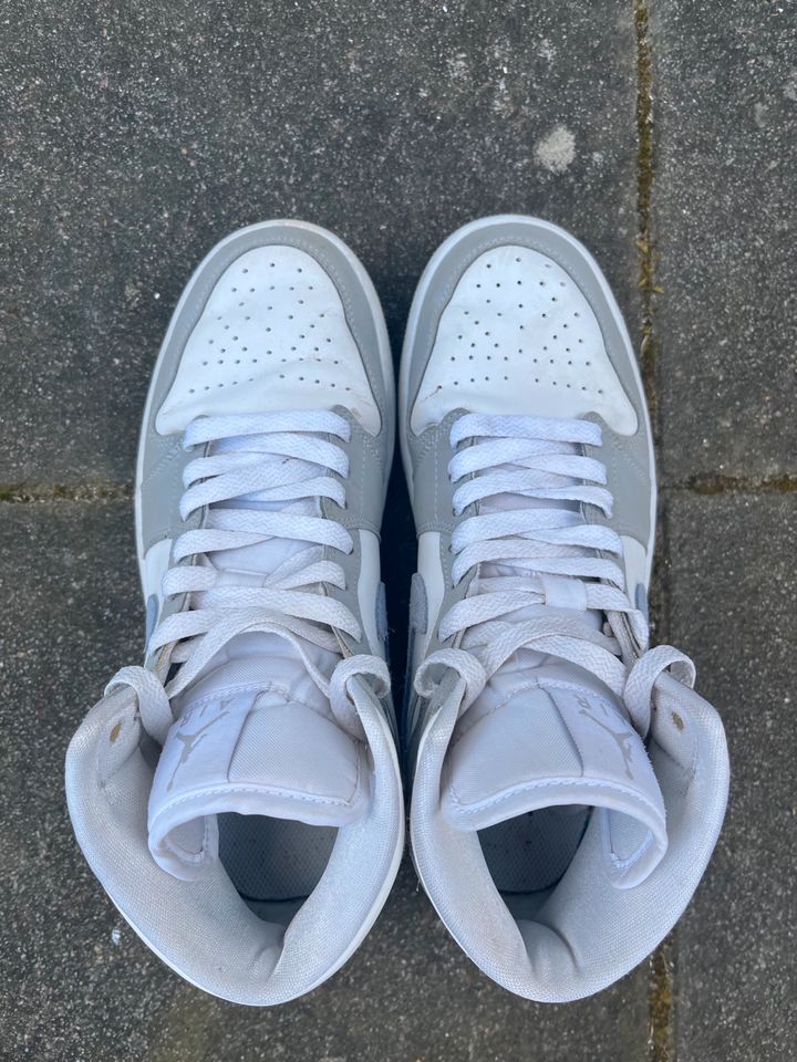 Nike Jordan 1 wolf grey in Bremervörde