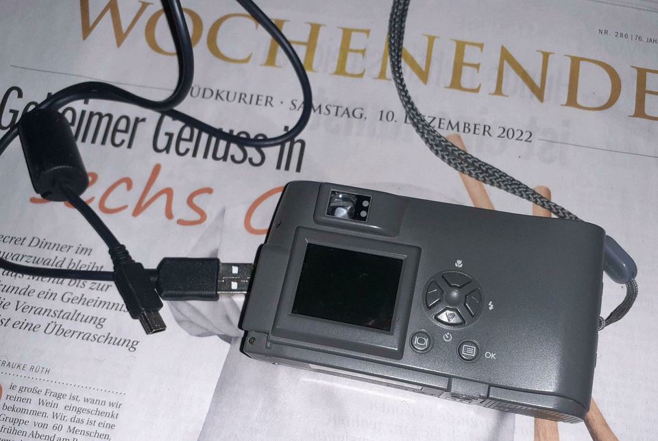 Olympus Kamera mit Kabel in Mühlingen