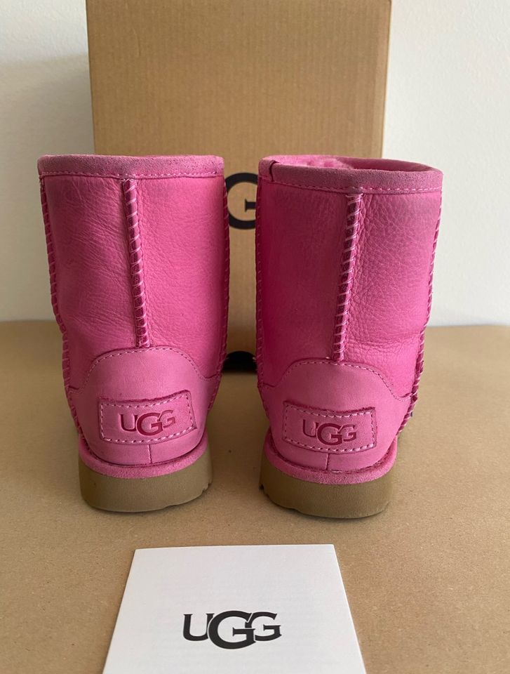 Original UGG Kids Classic Stiefel Pink Gr. 22 in Berlin