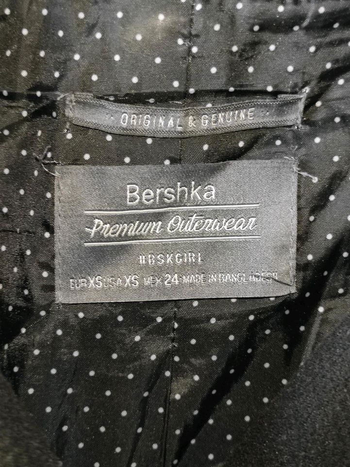 Bershka Schwarzer Mantel mit Reißverschluss Damen Gr. XS/34 in Friedrichsthal