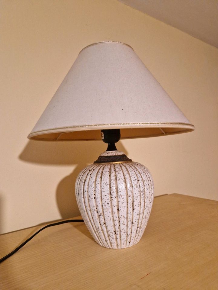 Lampe Nachttischlampe Tischlampe in Bad Vilbel