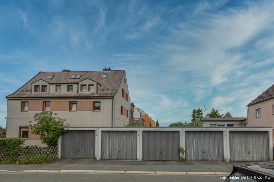 Kapitalanleger aufgepasst! Vier- bis Fünf-Familienhaus + sechs Garagen in Hof in Hof (Saale)