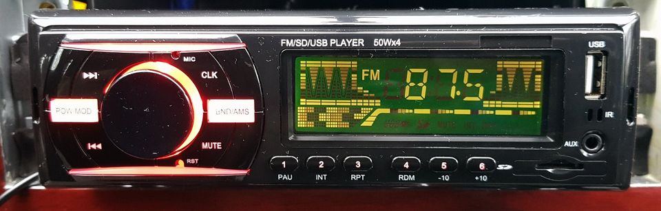 Autoradio FM SD USB Player AUX 50Wattx45 in Hamburg