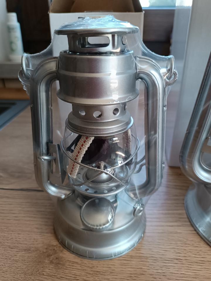 Petroleum-Sturmlaternen mit Glaskolben, verzinkt, 18,5 und 30 cm in Veilsdorf