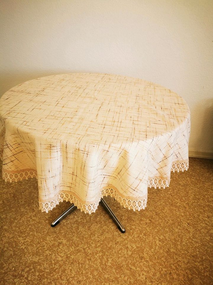 Runder Esstisch, Tisch,  Anfang 70er Jahre weiß mit Chromgestell in Buseck