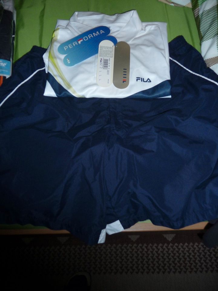 Tennis Short und Shirt von Fila Plus 5 Paar Socken in Duisburg