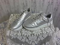 Damen Schuhe bequeme Sportschuhe Gr. 41 in silber 2 mal getragen Hessen - Hanau Vorschau