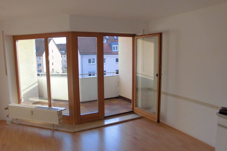 Sonniges 1 Zimmer- Appartement mit Glasfront zur Loggia in Feucht