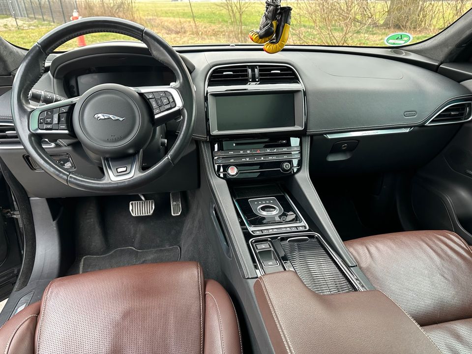 Jaguar F-Pace 3.0d S AWD Approved Garantie in Altomünster