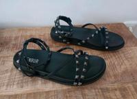 Flache Sandalen 38 Riemchensandalen Nieten schwarz Menbur Bayern - Baiersdorf Vorschau