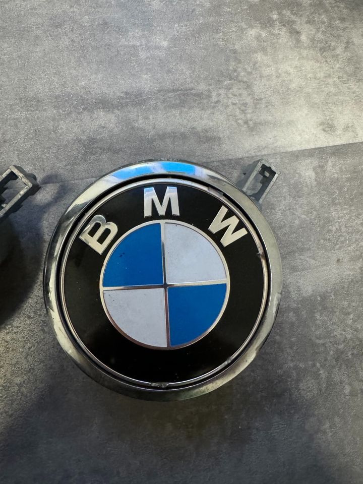 2 BMW E87 E8X Kofferraumöffner Taster Emblem hinten in Barntrup