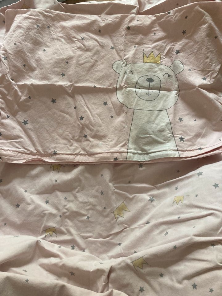 Kinderbettdecke mit Kissen und Bettwäsche in Mettmann