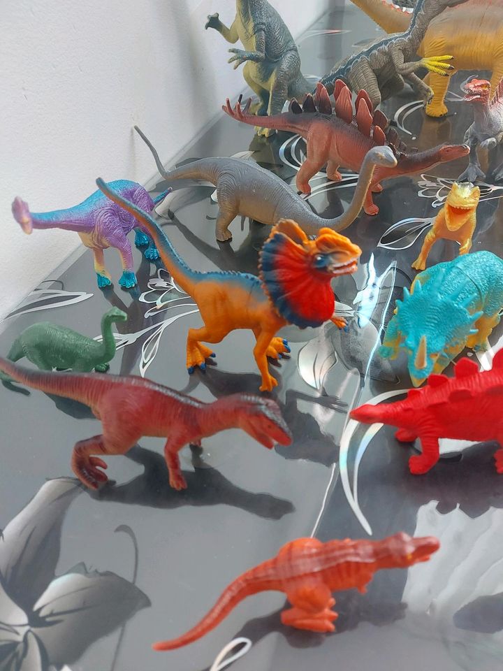 Xxl Dinosaurier Set / große Dinos Duschungel Neuwertig Spielzeug in Berlin