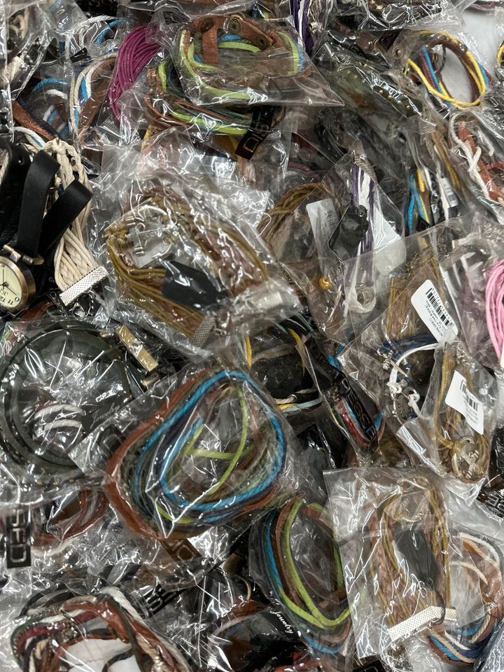 260 Stueck Leder Armbänder und Armbanduhren Flohmarkt Restposten in Delbrück