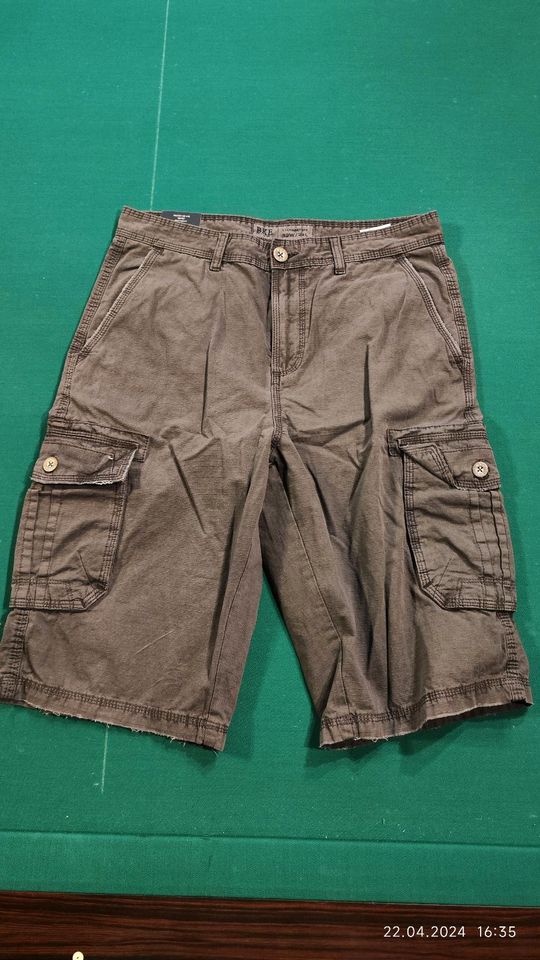 Cargo Shorts Buckle Neu Gr. 31 lang in Viersen