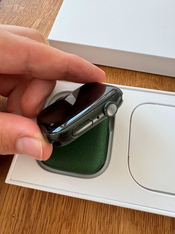 Apple Watch Series 7 45mm grün Aluminium (Glasbruch!) in Leverkusen