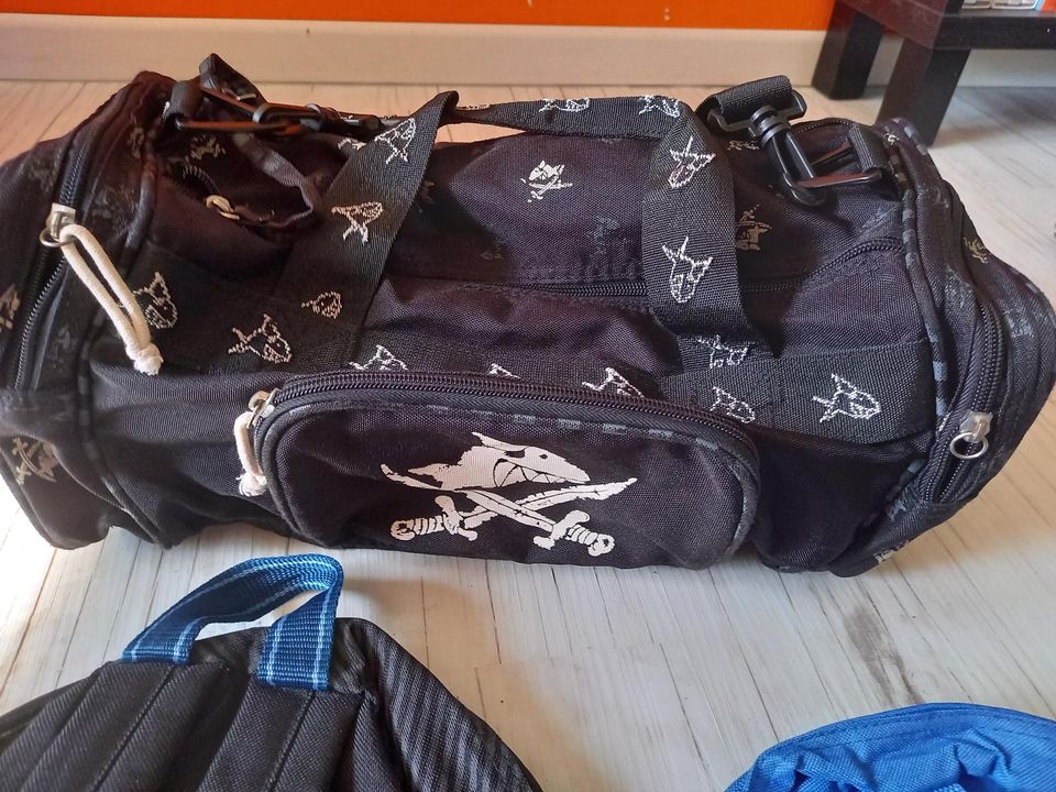 Captain Sharky Rucksack Sporttasche Reisetasche Minions Cars in Stralsund