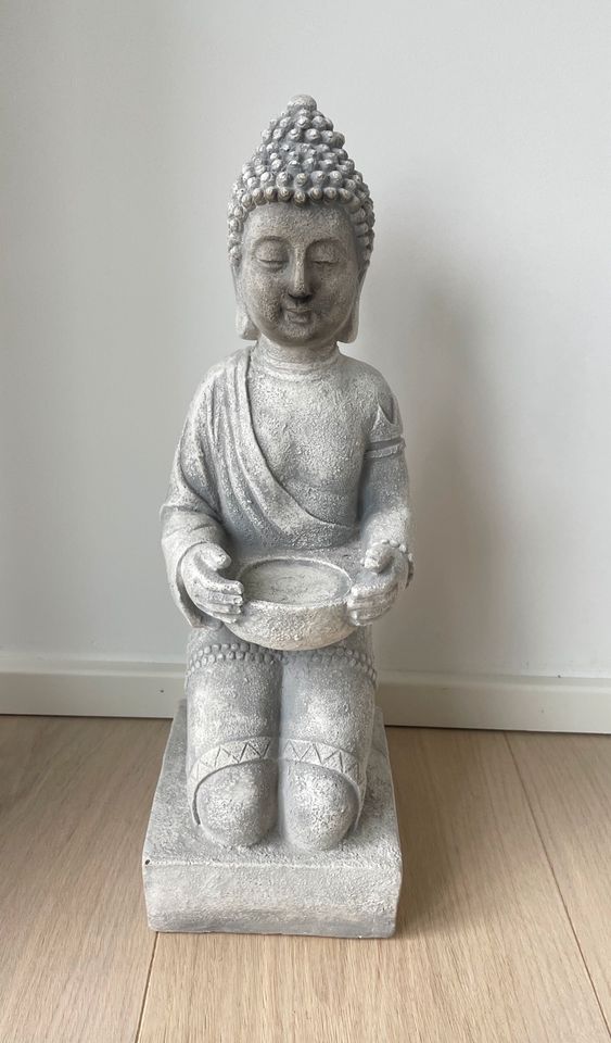 XL Sehr großer Buddha knieend mit Windlicht in den Händen in München