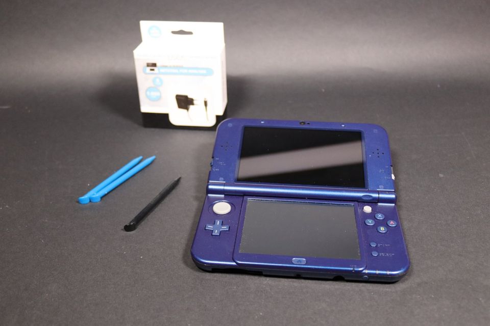 2 x IPS Nintendo new 3DS XL Metallic Blau + Zubehör in Neumünster