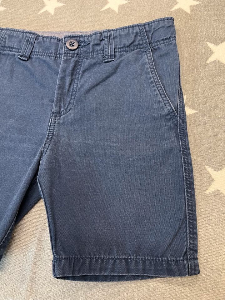 Kurze Hose Chino Shorts blau von H&M Gr. 104 in Barnstorf