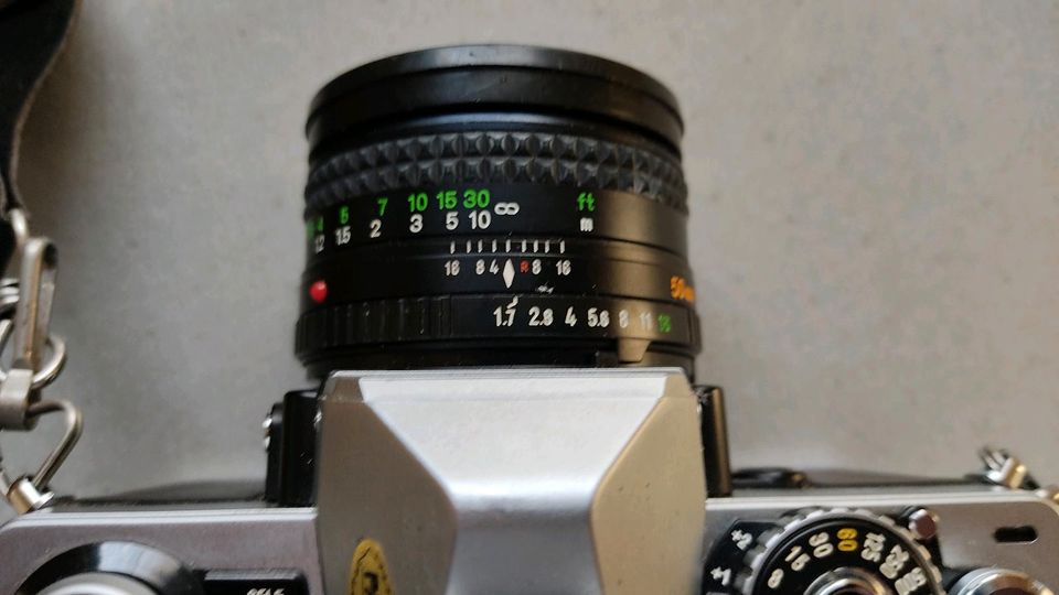 Minolta XG1 Spiegelreflexkamera mit Objektiven und Stativ in Ahlen