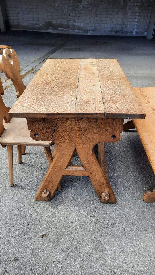 Alter massiver Bauerntisch mit rustikaler Bank und Stühlen in Neubiberg
