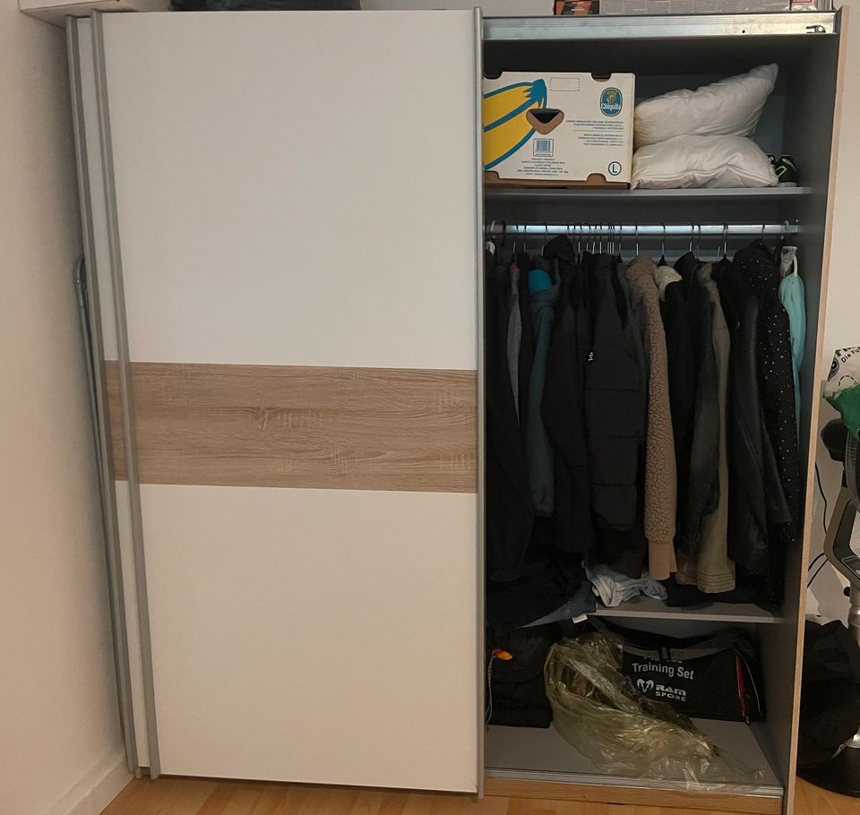 Kleiderschrank, mit Schiebetüren in Gehrden