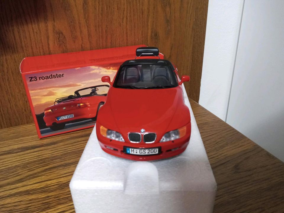 Modellauto 1:18 Dealer BMW Z3 Roadster + Koffer UT-Models in Frankfurt am Main