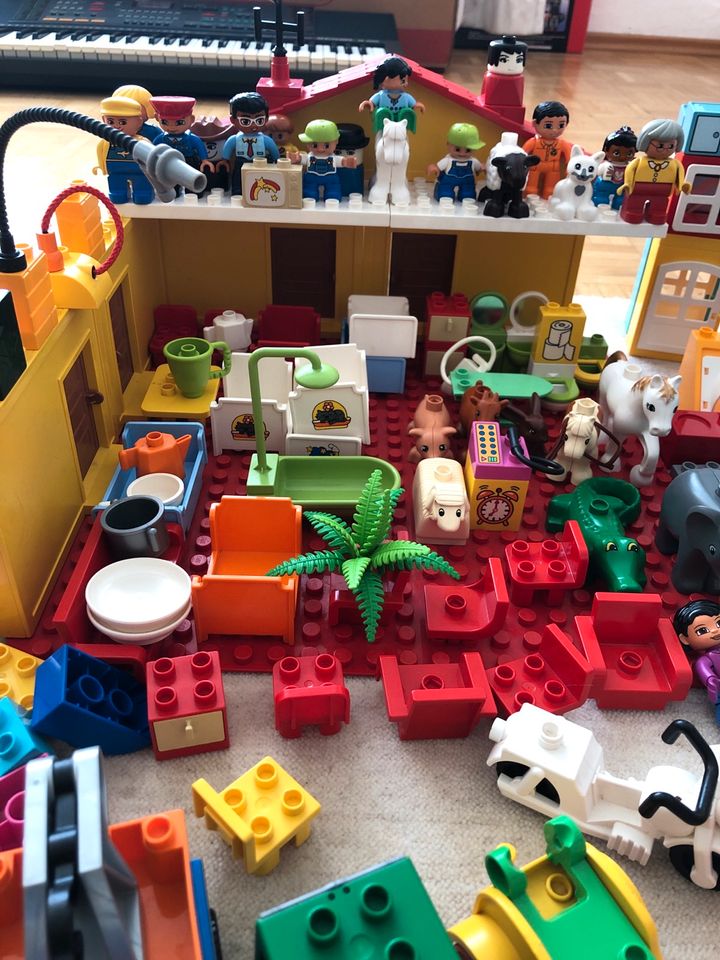 Lego Duplo, über 300 Teile inkl. Platte, Autos, Figuren, Tieren in München
