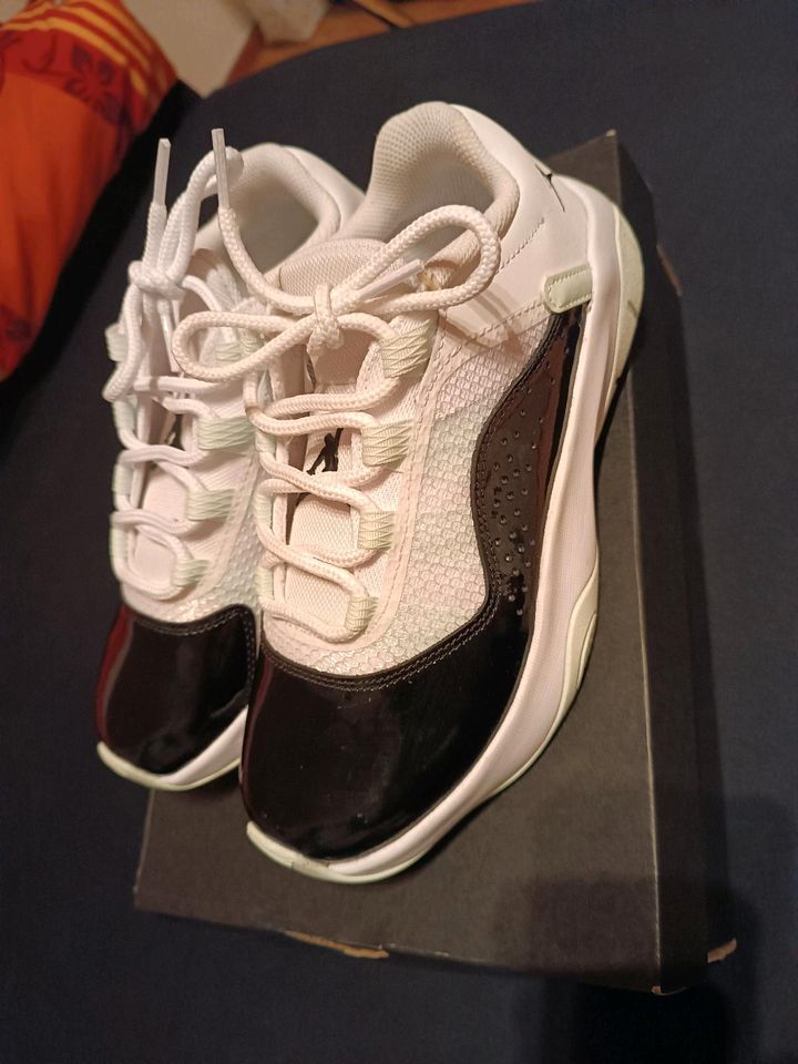 Air Jordans 11 Low Sneaker Größe 38 UK 5 inkl Versand in Gräfendorf