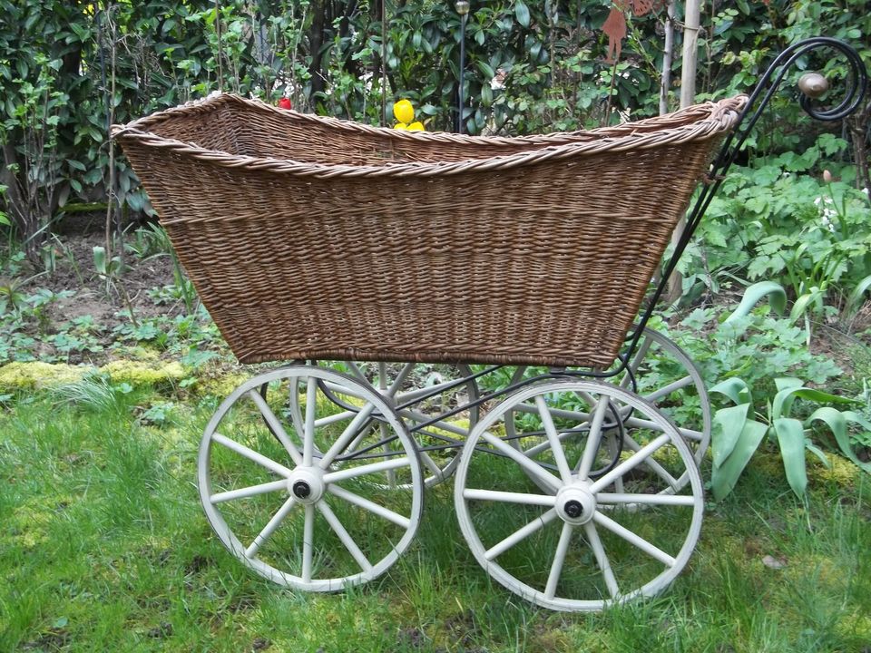 Alter Mark-/Puppenwagen mit Holzrädern in Weinheim