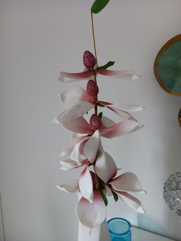Dekorative Vase mit Blume in Wadern