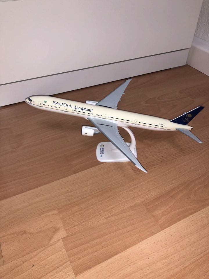 Boeing 777-300 Flugzeugmodell 1:200 in Göppingen