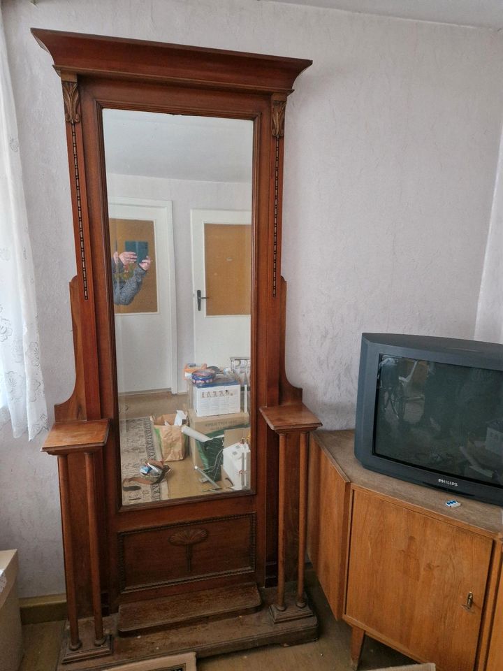 Großer alter Standspiegel in Oschatz