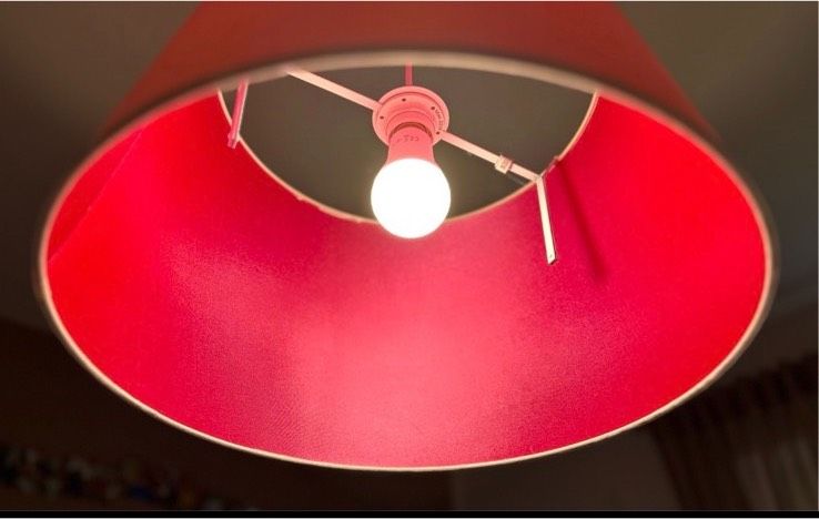 Ikea Lampenschirm Lampe Skottrop weiß lila plus Hemma Aufhängung in Aßlar