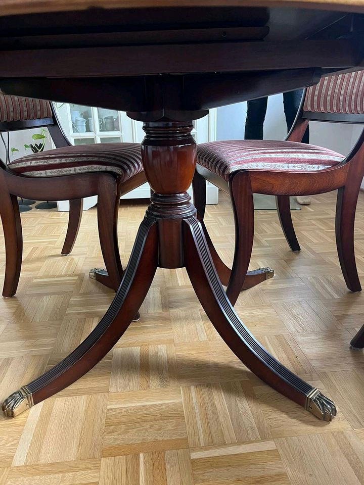 Mahagoni Tisch mit 6 Stühlen in Raunheim