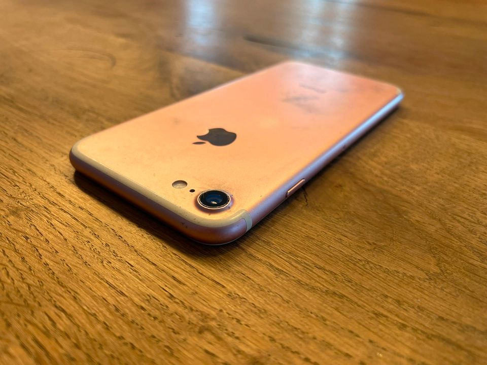 Apple iPhone 7, Rose Gold, 32 GB, Model A1778 inkl. Hülle in Berlin