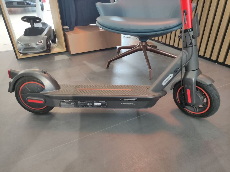 SEAT MÓ 65 Electric Kick Scooter Roller 000050530C by Segway in Borna