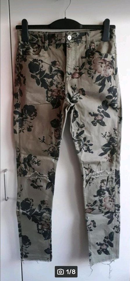 H&M Jeans khaki Gr.38 mit Blumenmuster Baumwolle in Wiesbaden