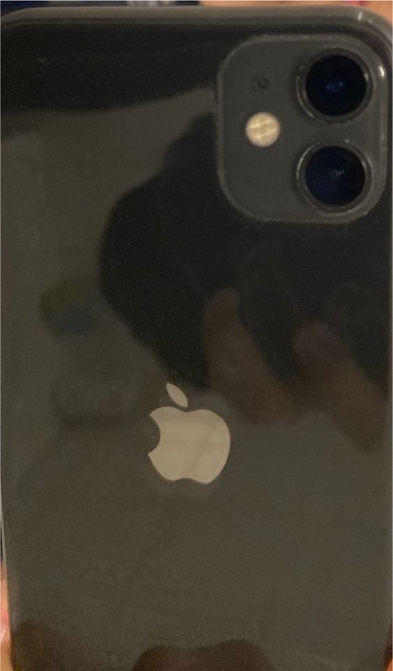 iPhone 11 in schwarz mit Hülle in Stuttgart
