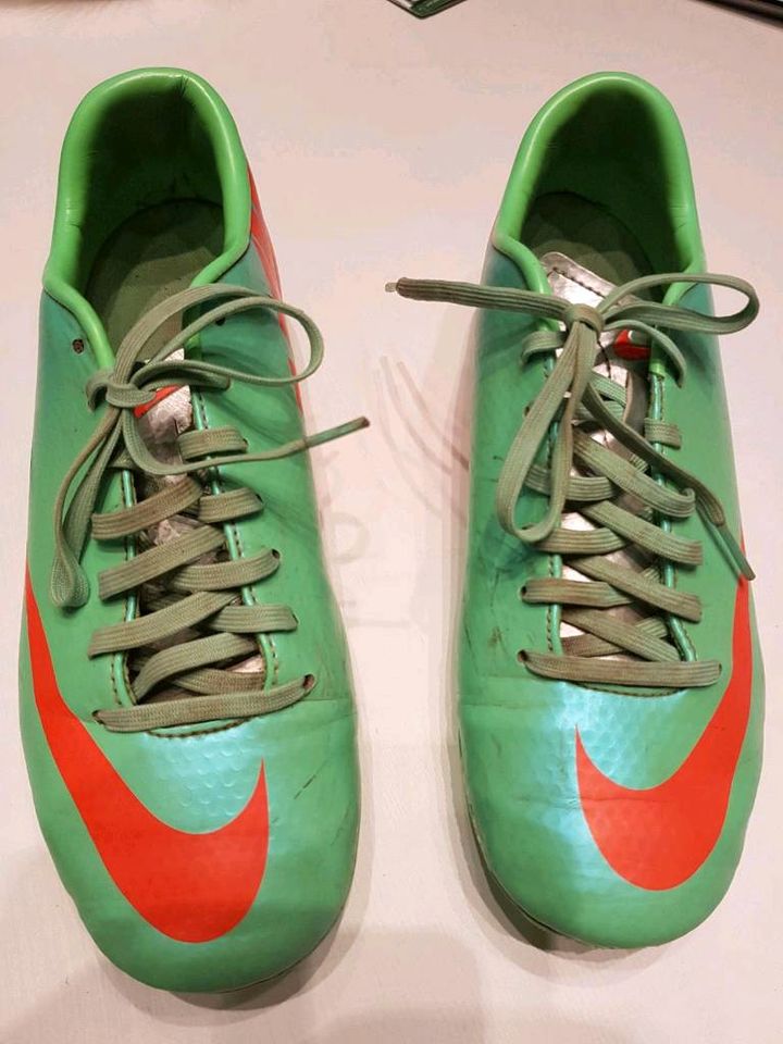 Nike Fussball Schuhe mit Stollen  Gr. 39  Farbe : grün mint in Hanau