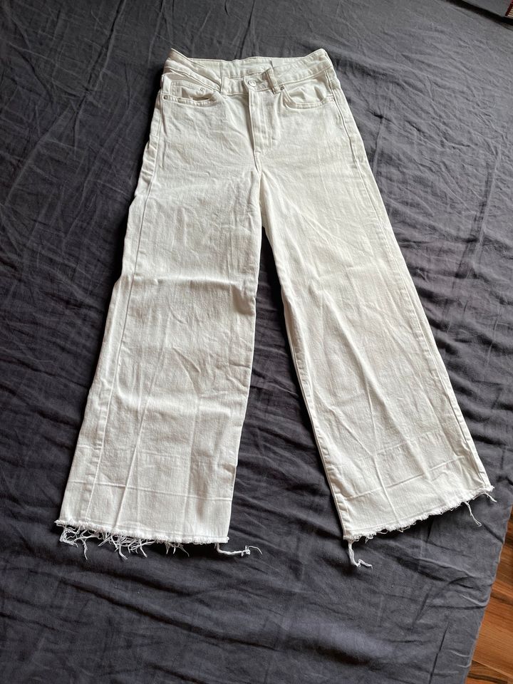H&M: weiße Hose / Jeans Gr. 26, XS, Bundweite 33 cm in Essen