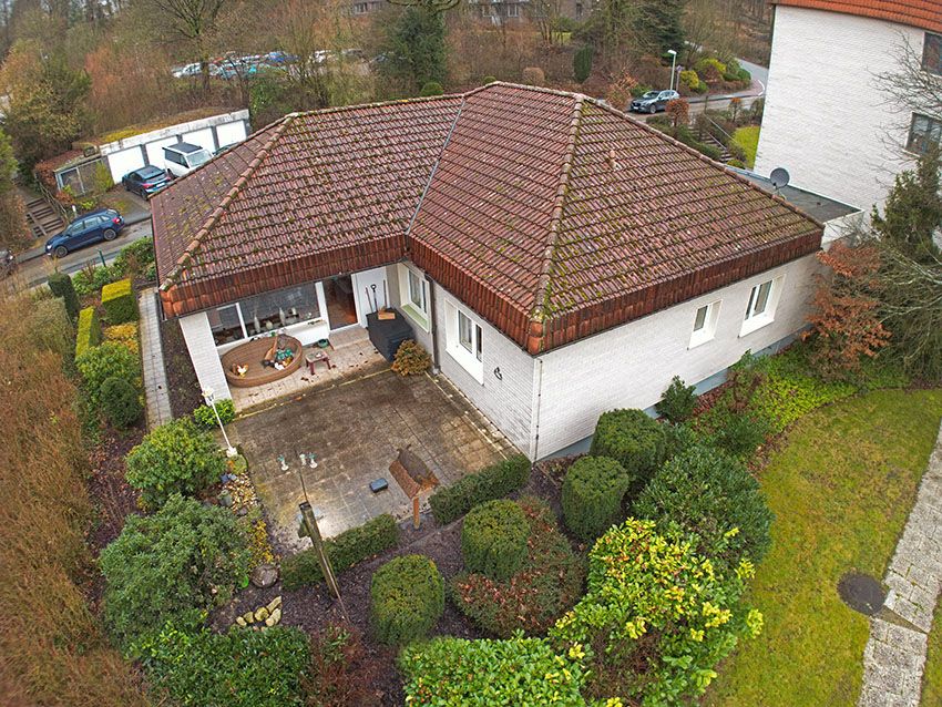 Gepflegtes Einfamilienhaus Walmdach-Bungalow am Stadtrand in Bad Driburg